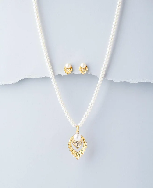 Trendy Pearl Necklace Set