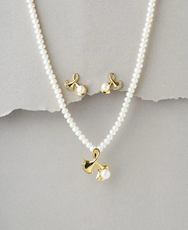 Trendy Pearl Necklace Set