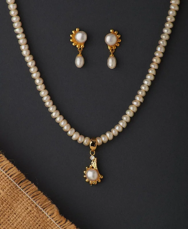 Trendy Pearl Necklace Set