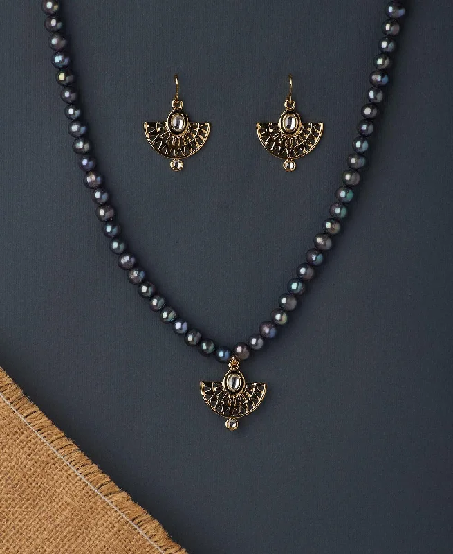 Trendy Pearl Necklace Set