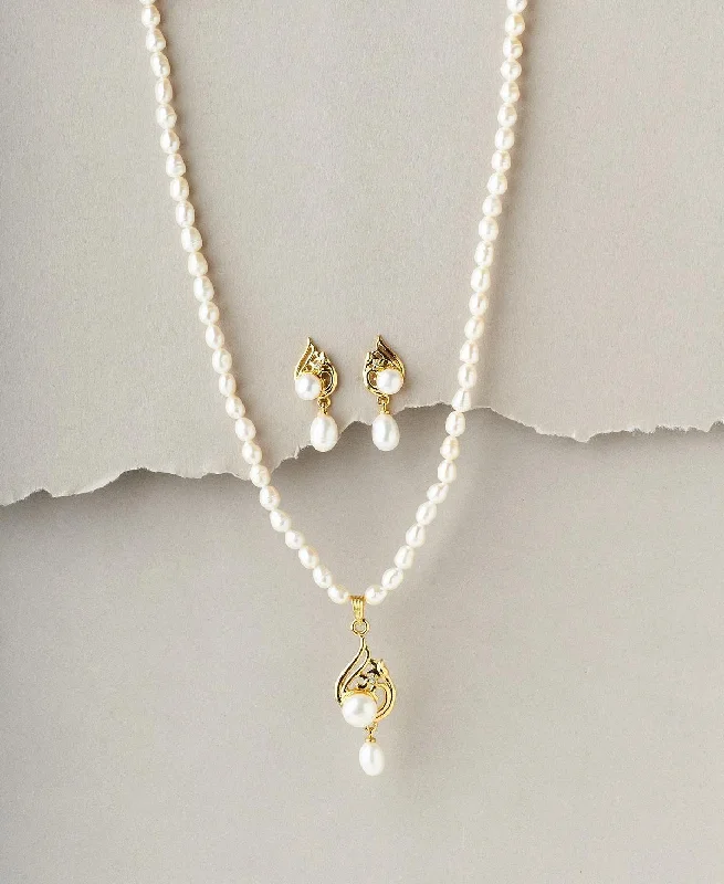 Trendy Pearl Necklace Set