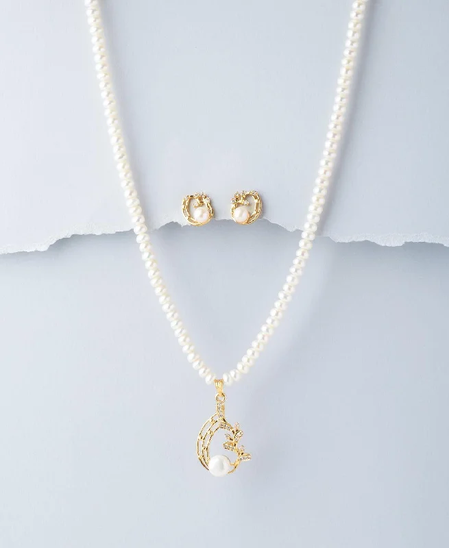 Trendy Pearl Necklace Set