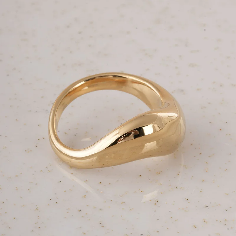 Beautiful Sapphire Rings For Elegant Brides-Magical Curve Gold Ring