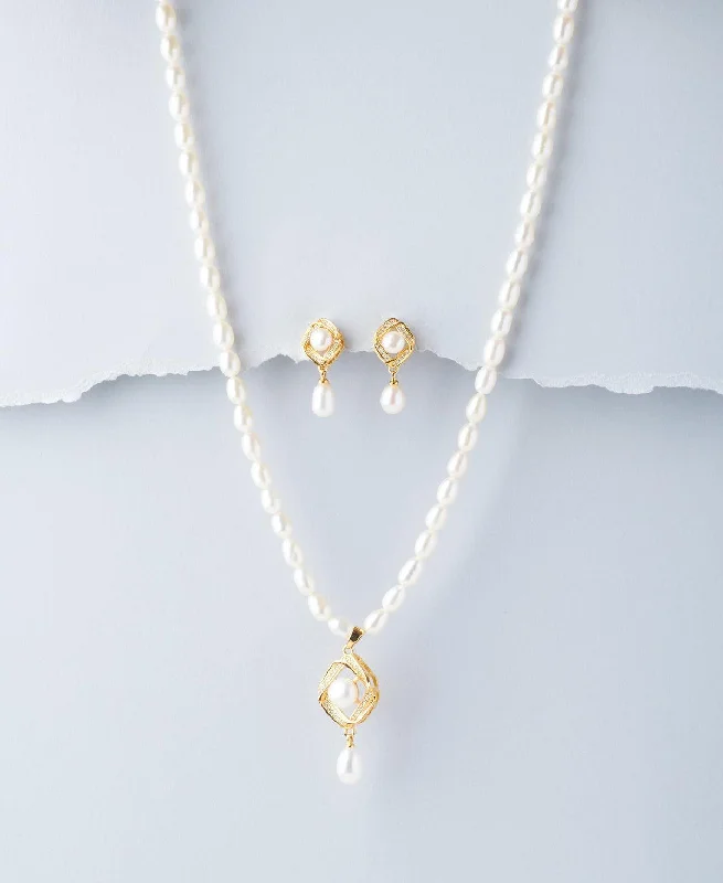 Trendy Pearl Necklace Set