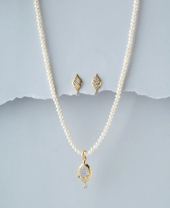 Trendy Pearl Necklace Set