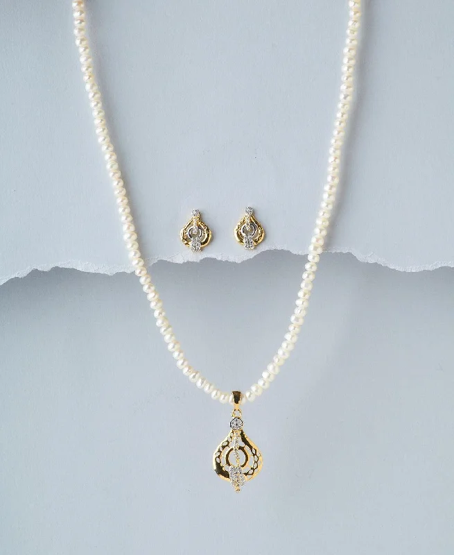 Trendy Pearl Necklace Set