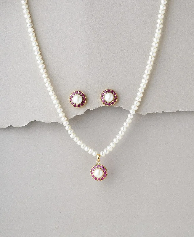 Trendy Pearl Necklace Set