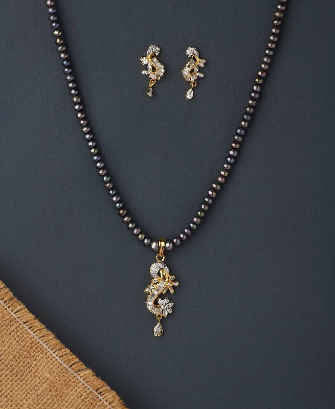 Trendy Pearl Necklace Set