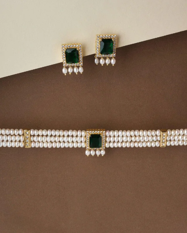 White Pearl Necklace Set With A Elegant Pendant