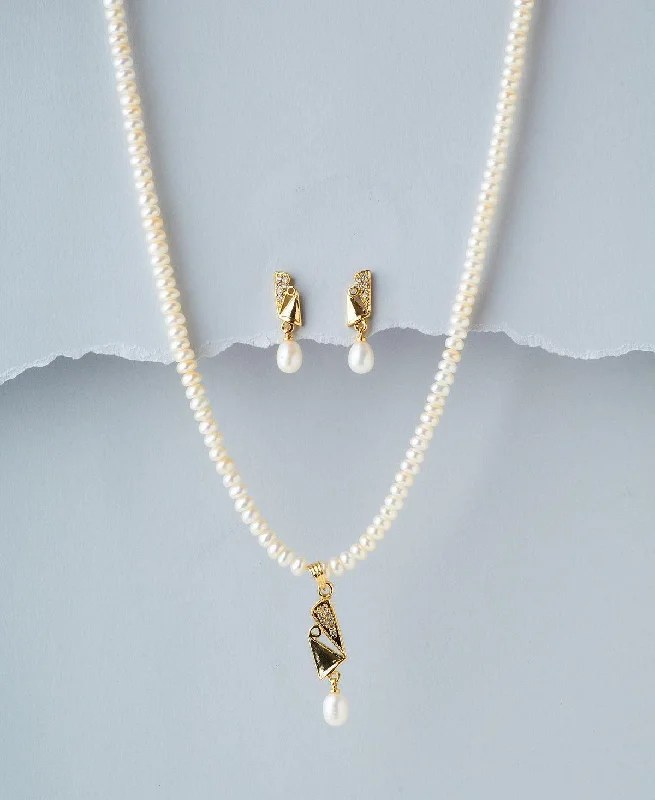 Trendy Pearl Necklace Set