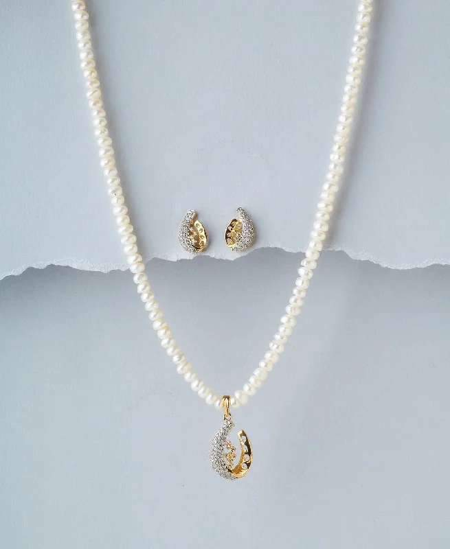 Trendy Pearl Necklace Set